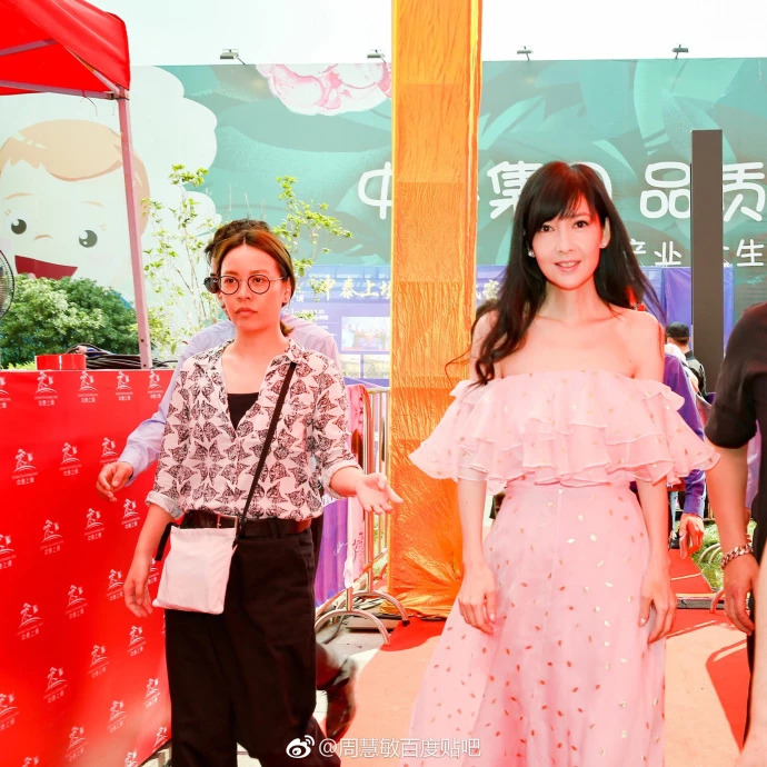 51岁周慧敏网友感叹,却难遮女生松弛,图片打扮面部少女打图片
