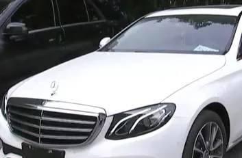 奔驰防爆胎? 一个月爆胎8次, 4S店: 过坑时开