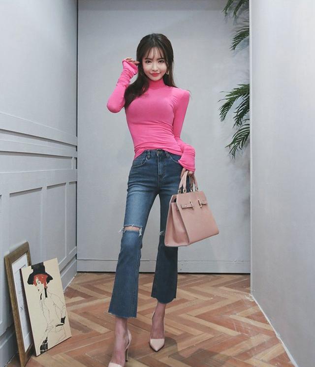 女生拍照姿势简约显气质,穿着打扮尽显青春活