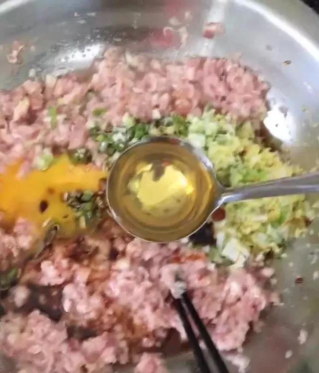 30年大厨透露饺子馅的秘诀,先打水还是先放油