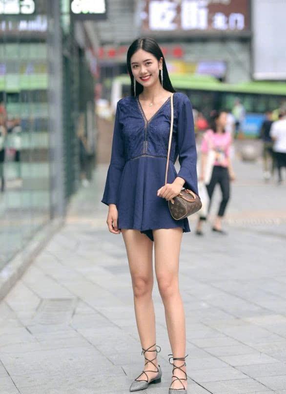 甜美的女士,苗条的身材非常有吸引力,姐姐姐妹穿着成熟的魅力,充满