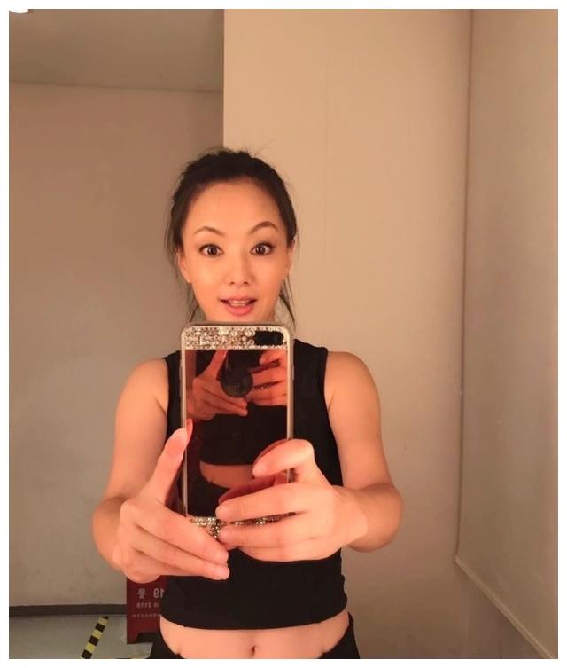 她是插翅难逃中的贼王之妻,今53岁郭金凤气质犹存,豪哥却成这般