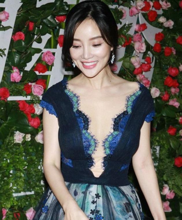 李小璐出席活动中间那条缝一开到底网友这才是真正的深v装