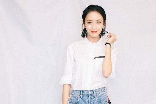同穿白衬衫+牛仔裙,佟丽娅穿着似少女,徐佳莹