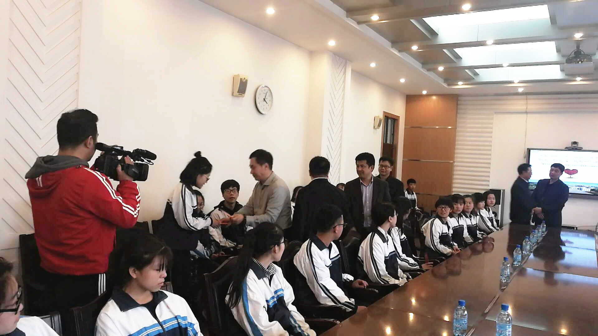 精准扶贫拔穷根 捐资助学育人才