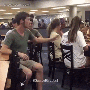 搞笑gif:哥们去吃自助餐,吃到一半老板退钱,下次别来了