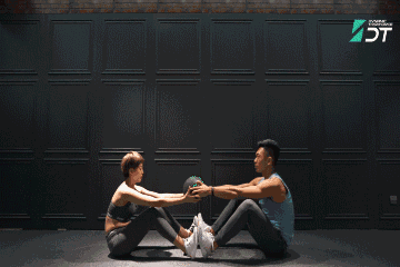 大家可以尝试一下热跑菌五星推荐的情侣健身动作套餐~   情侣健身