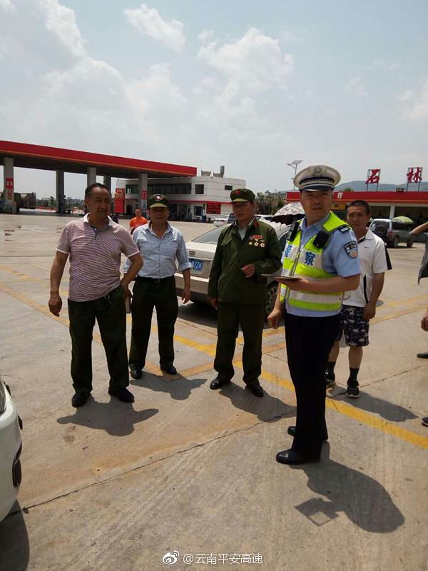 越战老兵不远千里清明祭奠战友 昆石交警敬英