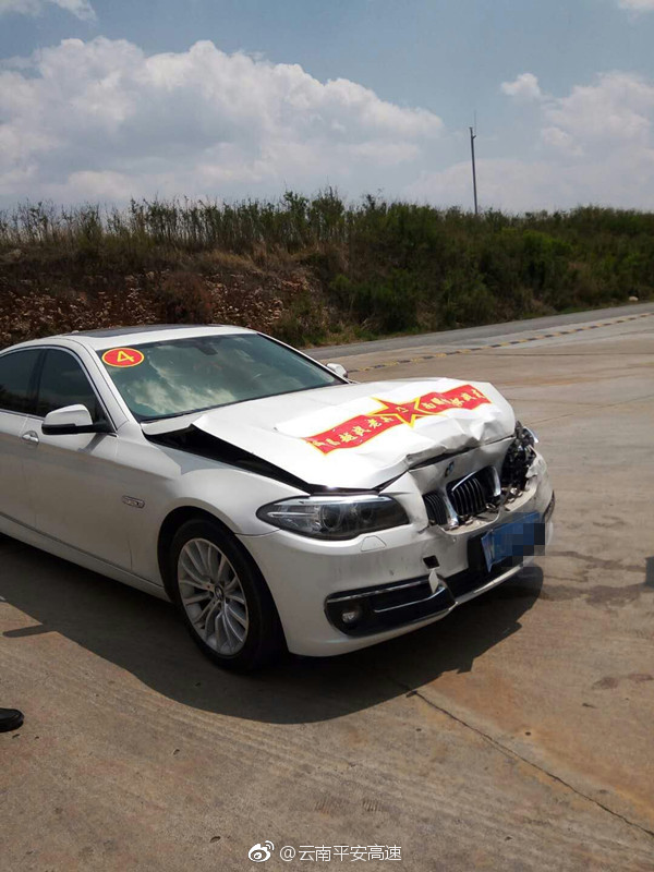 越战老兵不远千里清明祭奠战友 昆石交警敬英