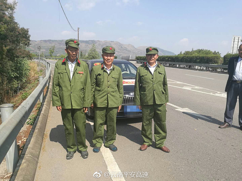 越战老兵不远千里清明祭奠战友 昆石交警敬英