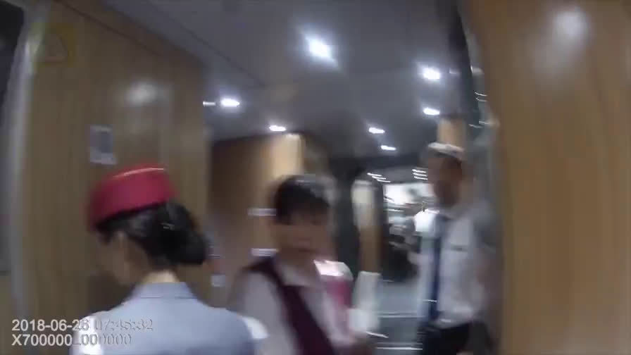 在酒吧亲嘴视频解内衣_亲嘴视频激励烈解内衣