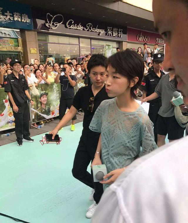 路人镜头下的周冬雨, 与美颜照片相比, 头大身子