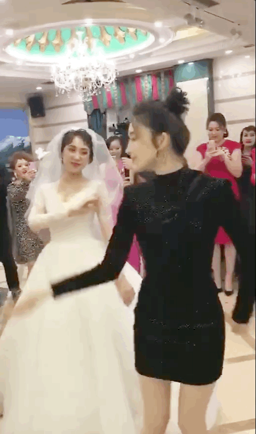 娜扎在姐姐婚禮上穿黑色禮服跳舞大有用意？網友：家族基因強大