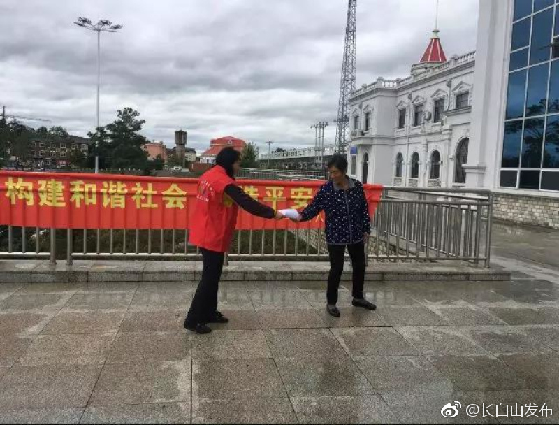 十八坊社区开展爱路护路法律宣传教育活动