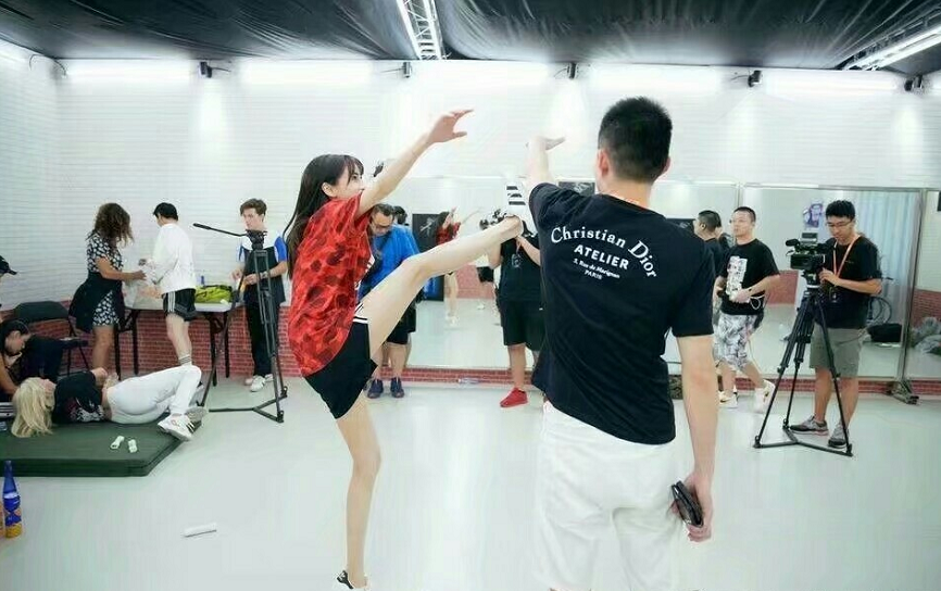 杨颖练舞花絮照流出，baby将勇闯舞林！网友：镜子里的腿真相了