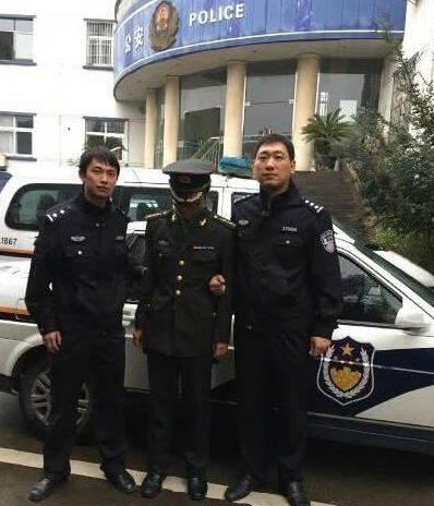 这次丢人到美国了,中国人出国假扮军人,被揭开