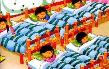 在幼儿园睡午觉变成硬性要求,不喜欢午睡的孩子默默选择"假睡"