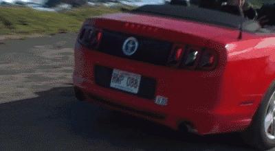 倒车是一项可以炫技的事，尤其是一些车技好的男人