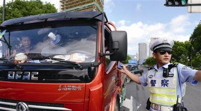 开车闯红灯很严重? 这8种情况驾照就得重新考