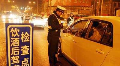 开车闯红灯很严重? 这8种情况驾照就得重新考