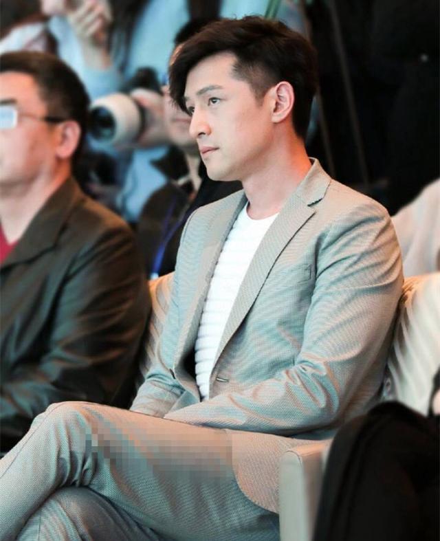 胡歌身穿浅色西服,内搭白色毛衣,三七分发型,看着非常阳光帅气