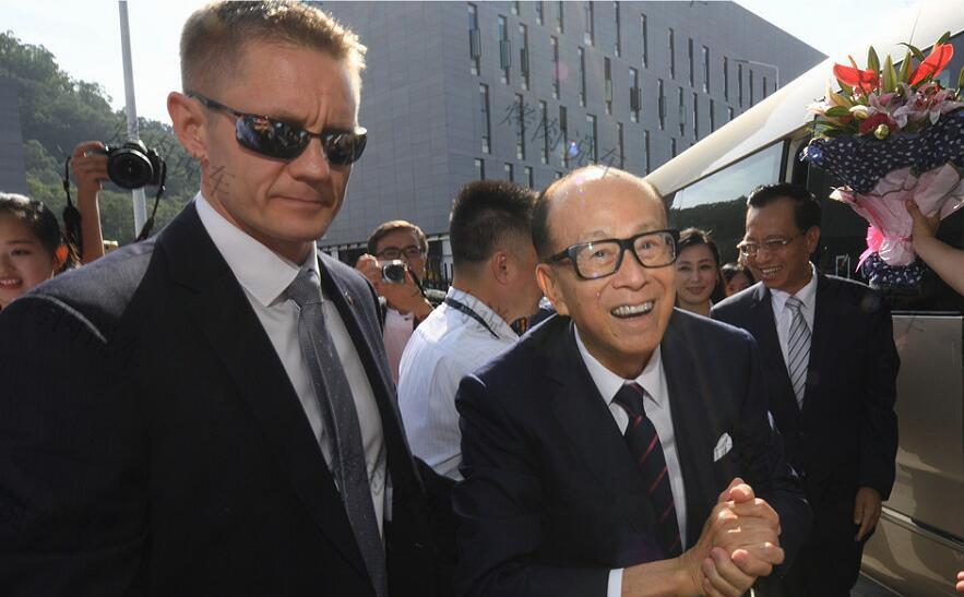 李嘉诚回老家, 以前都是坐防弹宝马, 今年这中巴