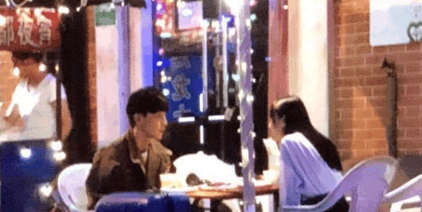小海绵探班妈妈杨颖新剧片场，网友：比起杨幂，杨颖才像个妈妈..