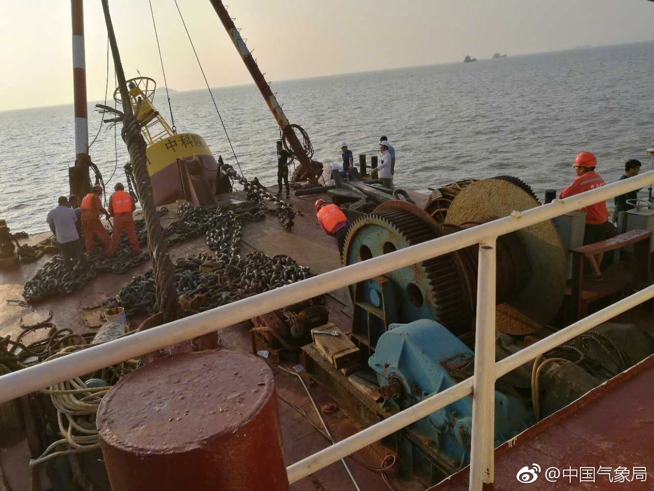 赞!跟台风抢时间的上海海洋气象台,也请注意安