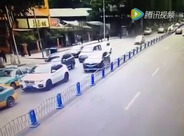 公路离奇一幕：SUV追尾宝马X6惨翻车，X6有这么硬？