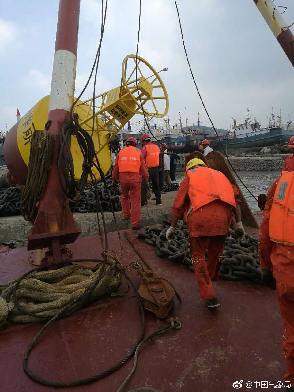 赞!跟台风抢时间的上海海洋气象台,也请注意安