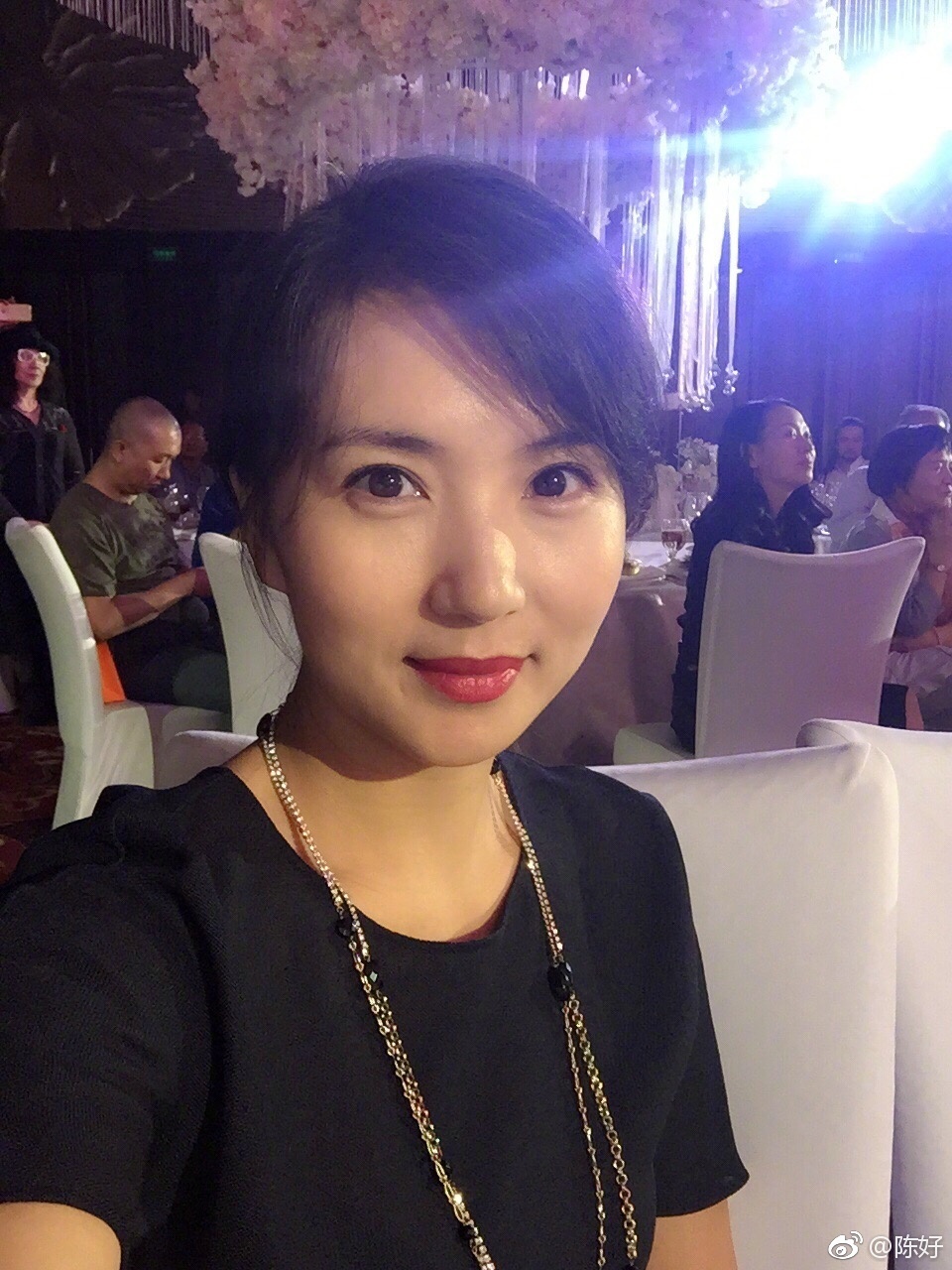 39岁陈好真敢穿!蓝色礼服亮相活动现场,网友:满脸油光尽显老态