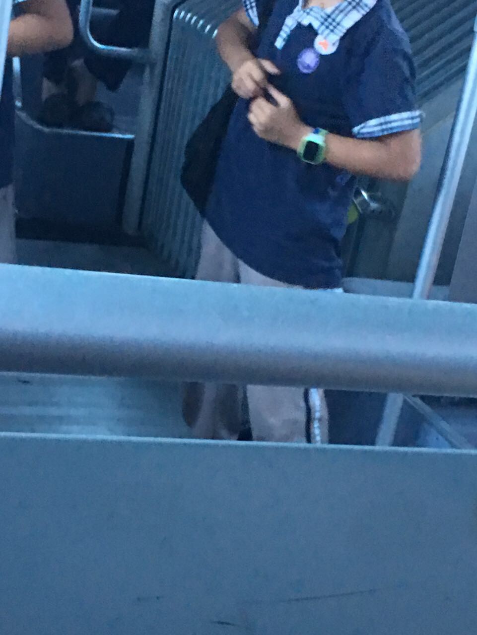 现在的个别小学生真的是欠抽太皮了。