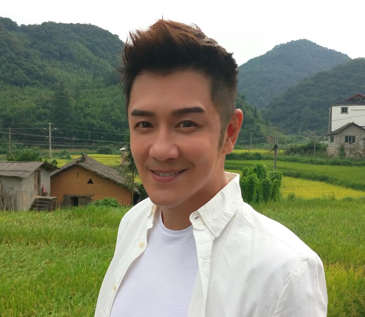 陈浩民和妻子玩直播，脸僵到眼睛都快没了，网友:气质有点猥琐