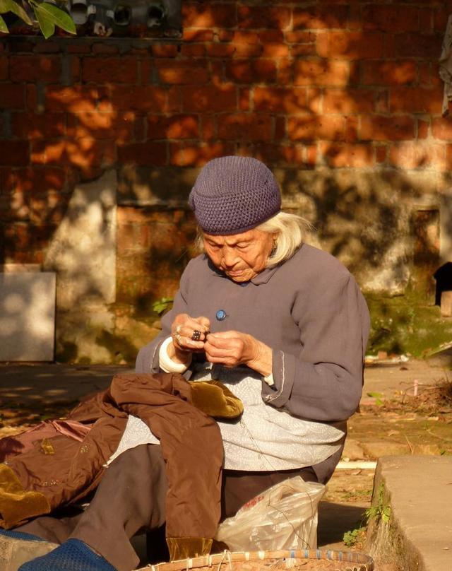 孙氏是邻村一个铁匠的女儿,由于先天跛脚,这才嫁给了刘公宝这个贫穷人