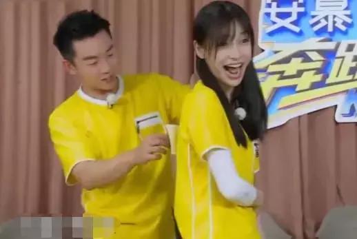 杨颖衣服被邓家佳扯破,美背露出郑恺走近观看