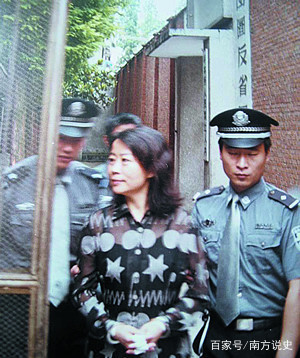 此女受贿数万元,夜夜做新娘,被审判时怒吼:我是