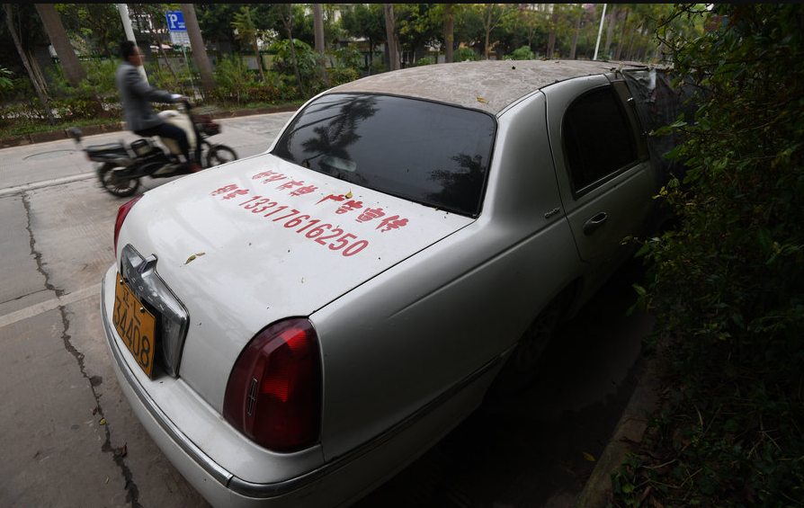 重庆现豪华"僵尸车"让人心疼!竟是一辆加长林肯车