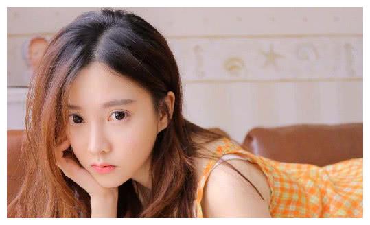 美女主播冯提莫清纯甜美写真，肤白貌美清新脱俗十分迷人!