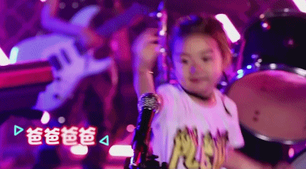 戚薇女儿Lucky担任摇滚主唱，台风超赞，微笑时还有酒窝！