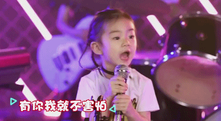 戚薇女儿Lucky担任摇滚主唱，台风超赞，微笑时还有酒窝！