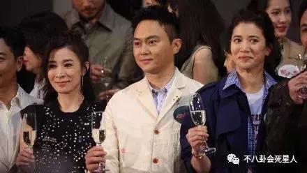 袁咏仪佘诗曼同台,老婆和前女友相遇,张智霖紧张到脸都僵了