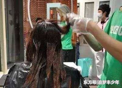 女生去理发店烫头把头皮烫没了, 老板: 你自己药