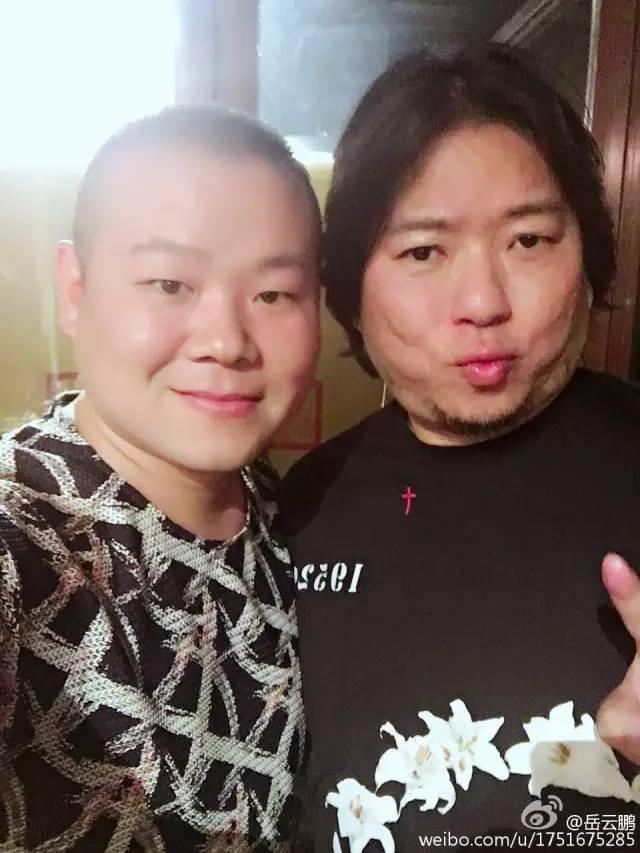 明星经常在微博上晒出自己的自拍与粉丝互动,有的明星跟时尚大片上面的他们完全不是一种风格,看完之后,声声真想说,颜值高的明星都有恃无恐,什么清奇的角度都有,丑得还挺可爱的! 周冬雨 你永远不知道周冬雨会出什么样的照片,这是发的情人节福利,简直是有毒。