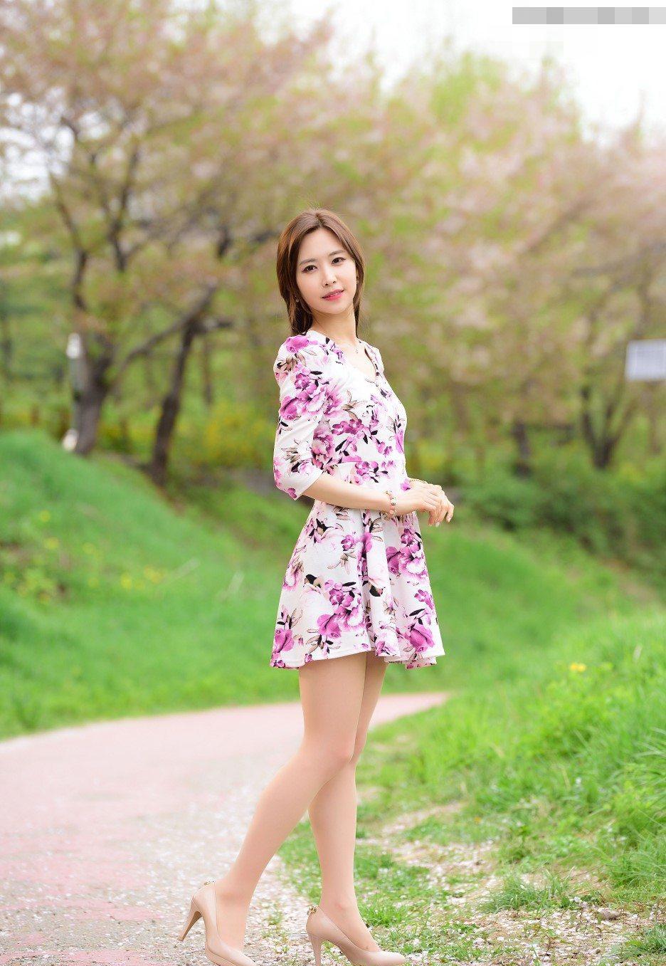鲜花映衬下的美女穿碎花连衣裙很漂亮温柔可人