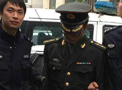 这次丢人到美国了,中国人出国假扮军人,被揭开