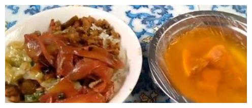 大妈街头卖自助餐15元一位,食客排队吃,生意