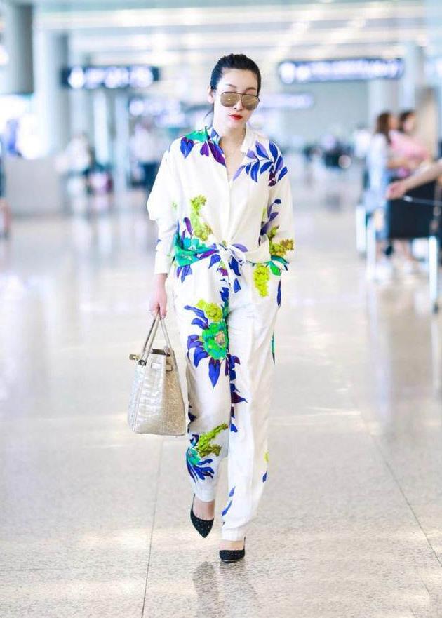 街拍:图2短袜亮了,真像丝袜!图3打扮有特色,领