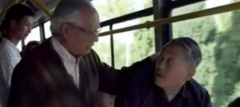 老人坐公交车,位置不坐却坐在别人腿上,一句话让大家愤怒不已!