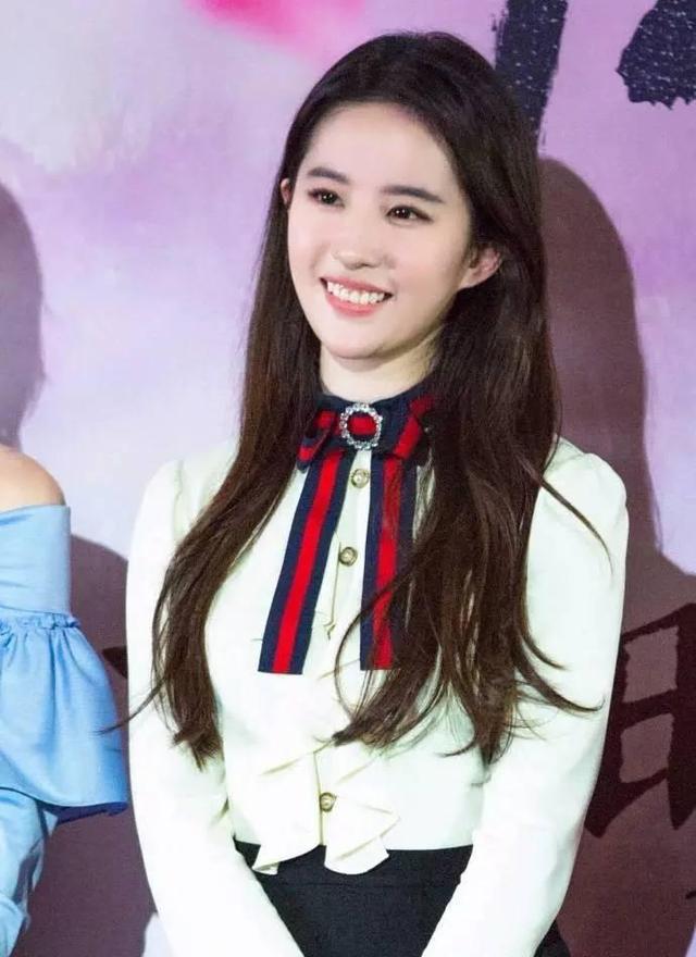 女神刘亦菲身着连衣裙为电影宣传，驾驶的300万越野座驾很豪华