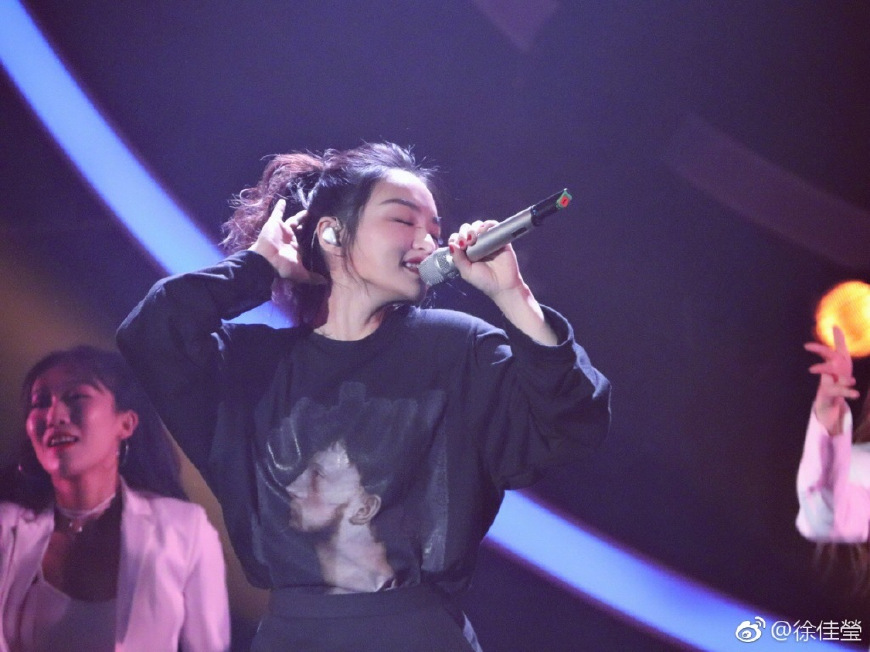 同穿白衬衫+牛仔裙,佟丽娅穿着似少女,徐佳莹